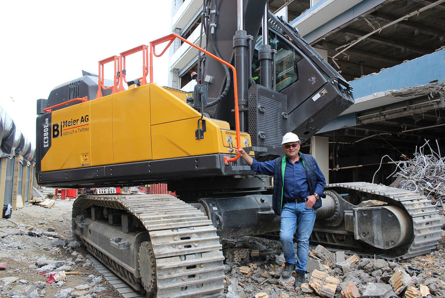 50-TONNEN-BAGGER BEISST ALTES LABORGEBÄUDE NIEDER